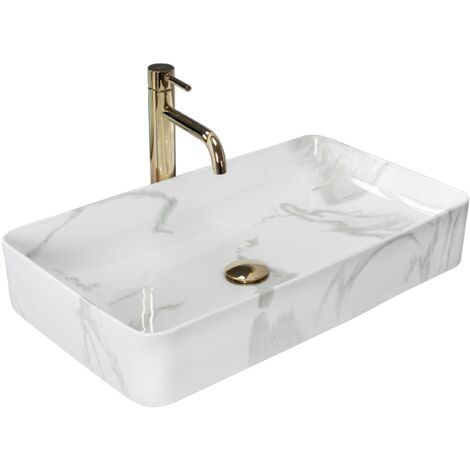 Salle De Bain Avec Lavabo En Porcelaine Blanche Intégré à Un Comptoir