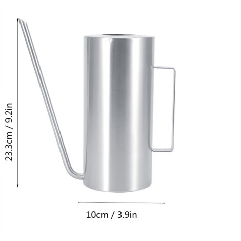 Regadera metálica de 1,5 litros con asa ergonómica y boquilla larga para uso interior y exterior.