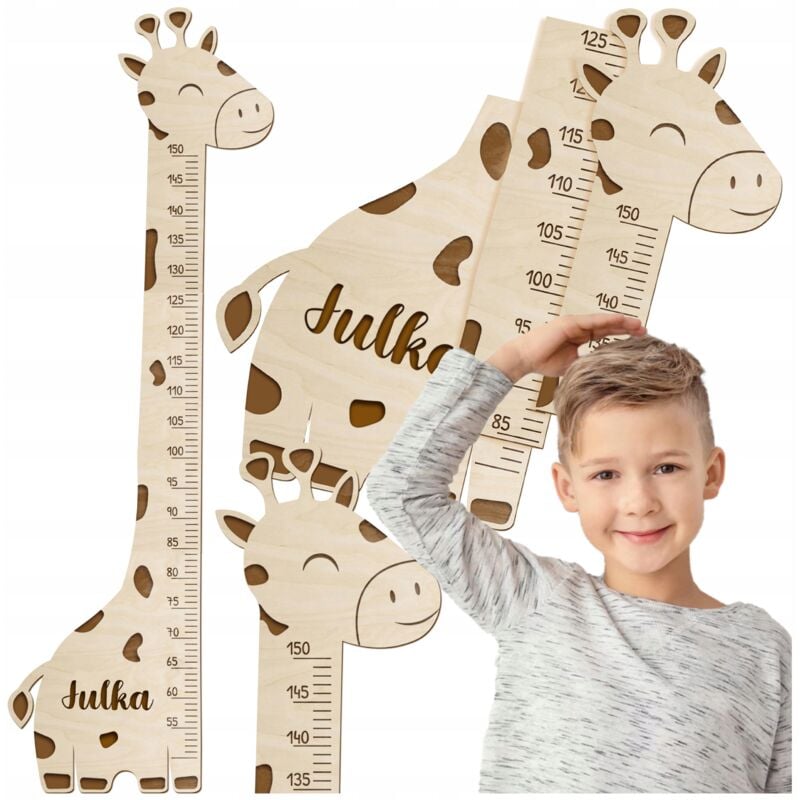 Règle de hauteur en bois avec NOM sur le mur pour mesurer la hauteur d'une girafe
