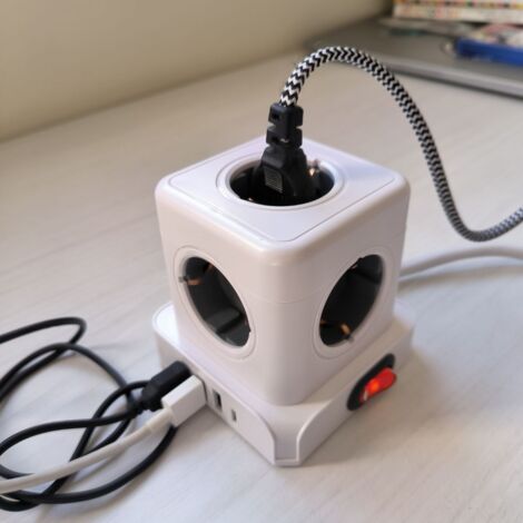 Regleta de 5 Enchufes + 4 USB (3A + 1C)  Interruptor Luminoso  1,5m  16A