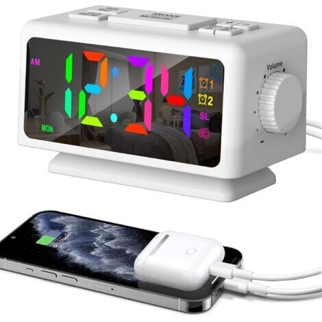 Réveil numérique avec lumière RGB dynamique, affichage multicolore, réglable, chargeur USB, radio FM pour dormeurs profonds (blanc)