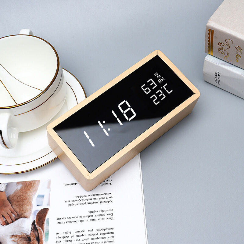 Réveil Numérique en Bois, Réveil Électronique avec 3 Réglages d'Alarme, Horloge Numérique Alimenté par USB Réveil Snooze avec Affichage LED de