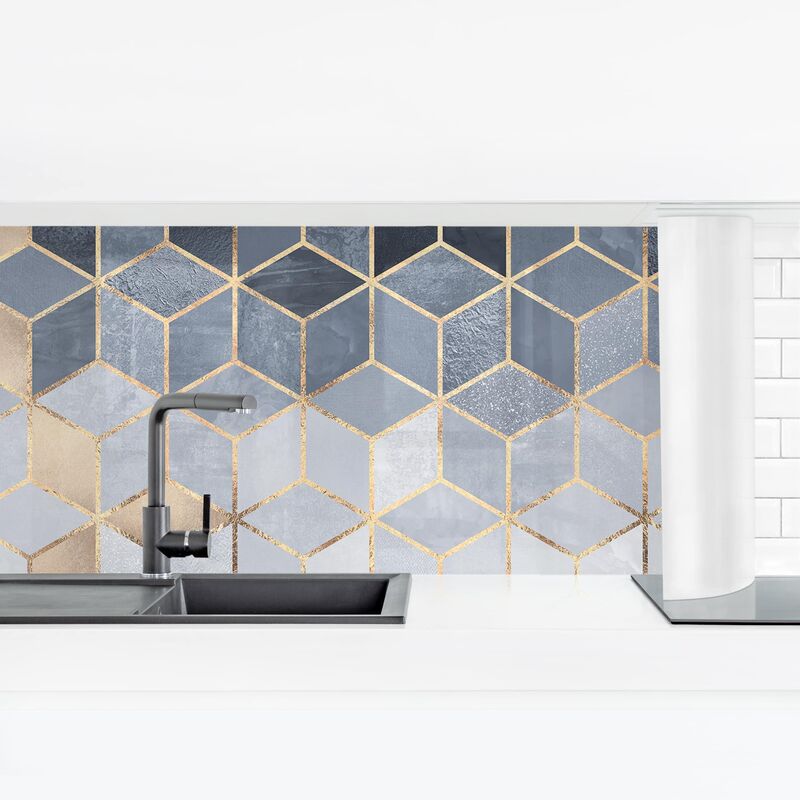 

Bilderwelten - Revestimiento pared cocina - Blue White Golden Geometry Dimensión LxA: 60cm x 210cm Material: Smart