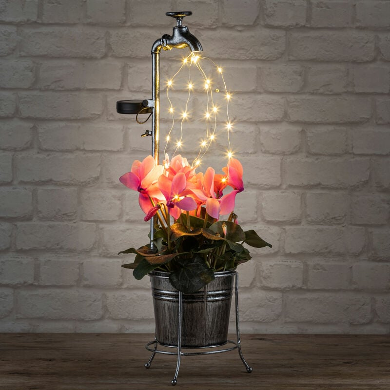 Spetebo - Robinet décoratif solaire avec 30 led en blanc chaud - sur support avec pot de fleurs env. 60 x 17,5 cm