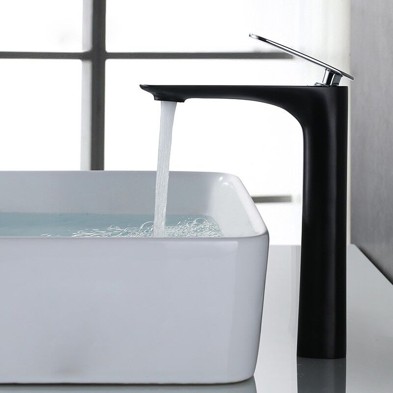 Miscelatore monocomando per lavabo contemporaneo in nero con maniglia cromata