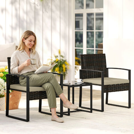 Salon de jardin extérieur en résine tressée 2 personnes. table de jardin avec 2 chaises. plateau en verre trempé. marron
