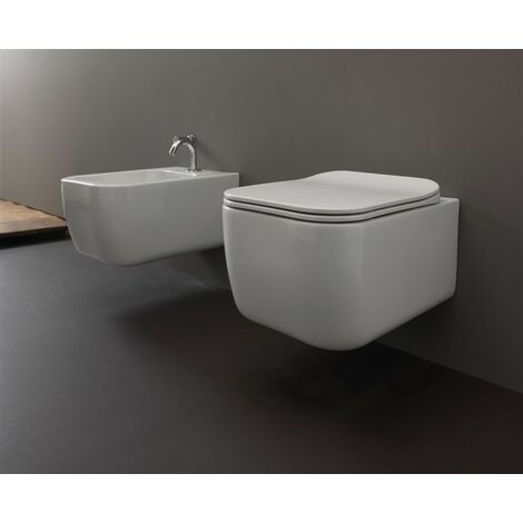 Sanitari Brio sospesi senza brida con sedile softclose di