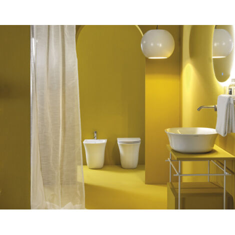Sanitari Flut filomuro senza brida con sedile softclose di