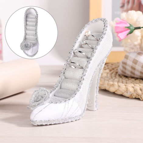 Schuhregal mit hohen Absätzen und Aufbewahrungsmöglichkeiten für Schmuck und Modeaccessoires