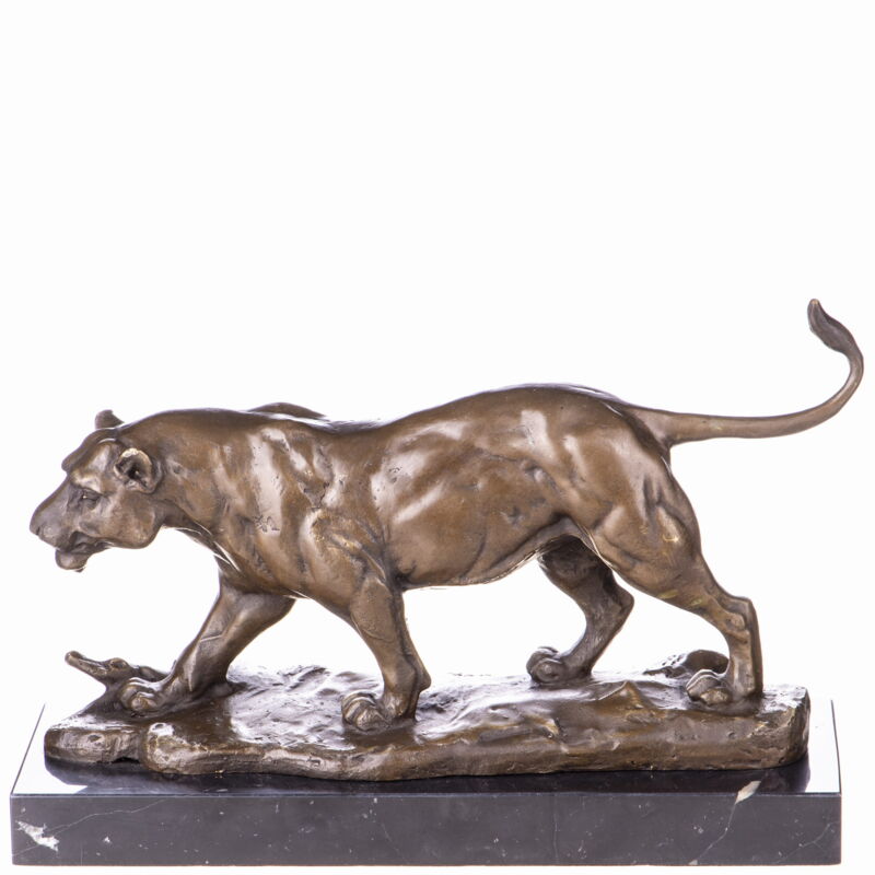 Sculpture de lionne en bronze sur socle en marbre