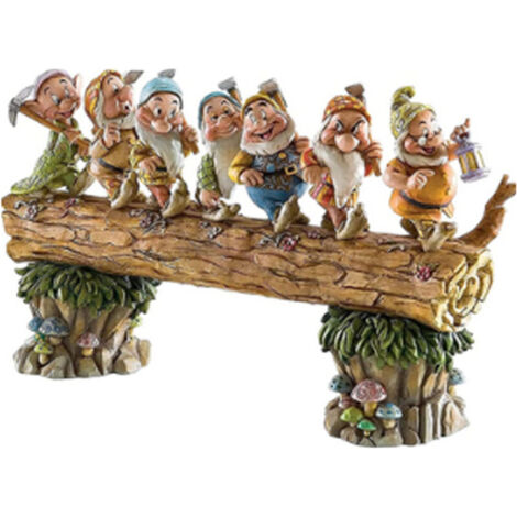 Sept arbres nains ornent le jardin, ainsi qu'une statuette miniature en résine représentant un nain