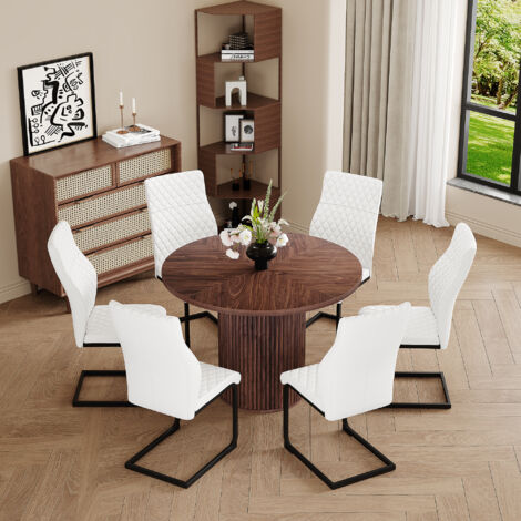 Set de tables et chaises. Table à manger en MDF laqué, avec un motif en forme de nœud de cœur. Les pieds de la table sont cylindriques. Le set comprend également 6 chaises blanches