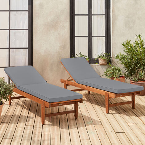 Set di 2 lettini prendisole in legno Acacia FSC – AREQUIPA – Lettini con cuscini grigi e ruote, multi-posizione