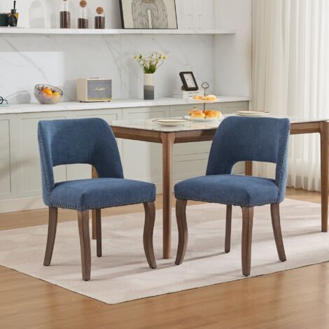 Set di 2 sedie da pranzo con schienale curvo e avvolgente decorato con borchie in rame, tessuto in ciniglia blu e gambe in legno curvate.