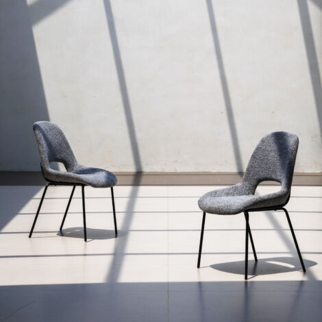 Set di 2 sedie da pranzo grigio chiaro con schienali traforati e struttura in metallo - design scandinavo