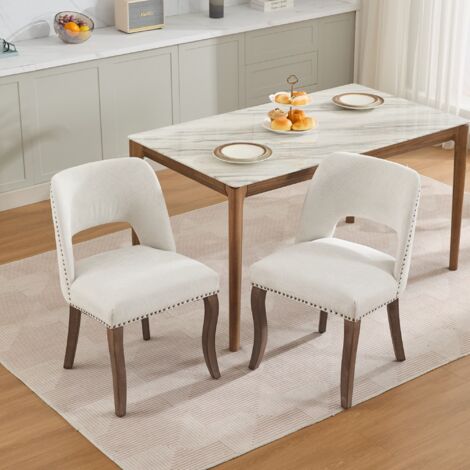 Set di 2 sedie da pranzo, schienale avvolgente traforato con borchie in rame, tessuto in ciniglia beige, gambe in legno curvato