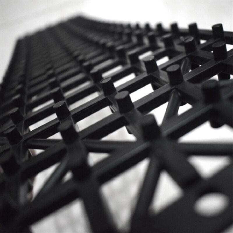 Image of Set mit 2 faltbaren Antirutschmatten für Reifen, Schnee, Schlamm, Sand, Kettenrad-Traktionsauto