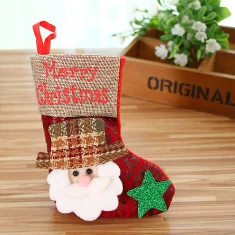 Set mit 4 klassischen 3D-Plüsch-Weihnachtsstrümpfen mit Weihnachtsmann, Schneemann, Rentier, Bär, Weihnachtsfigur mit Kunstpelz-Bündchenverzierungen und Party-Accessoire.