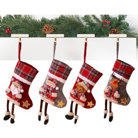 Set mit 4 personalisierten Weihnachtssocken mit Kamin und Weihnachtsmann zur Dekoration des Hauses