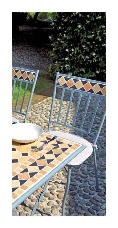 Set Tavolo E Sedie Da Giardino In Ferro E Mosaico Di Ceramica Con Cuscini