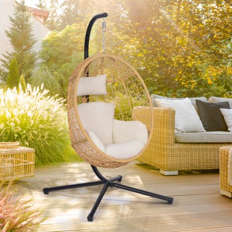 Sillón colgante calado efecto ratán con forma de huevo y cojín crudo