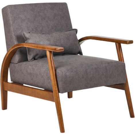 Sillón fabricado en piel sintética de estilo retro con reposabrazos y patas de madera color marrón oscuro Skara