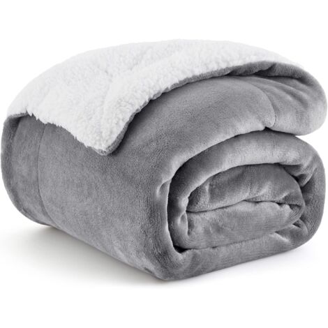 Sofateppich aus Lammwolle, hellgrau, 150 cm x 200 cm, einteilig, dick, warm, weich und flauschig.