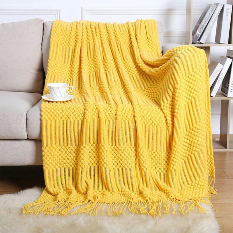 Sollbry - Couverture de lit en tricot, couverture décorative douce et chaude avec pompons pour canapé et lit (jaune, 130 x 172 cm)