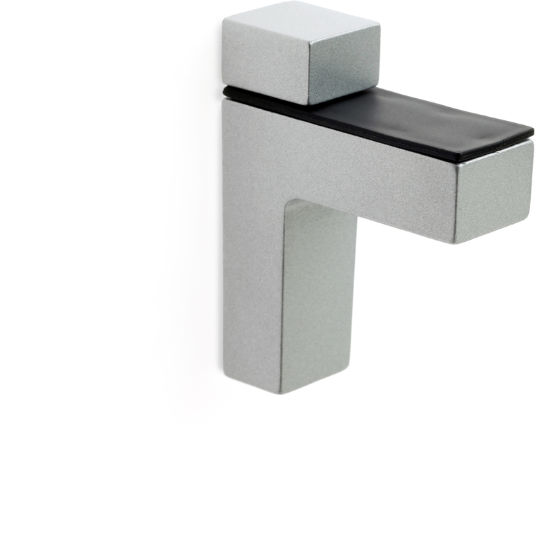 

Soporte regulable para baldas de cristal y madera QUATRO XL: con estilo decorativo, fabricado en zamak y acabado en cromado mate.