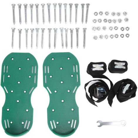 Spikeschuhe zur Rasenbelüftung, vertikutierende Sohlen mit dreieckigen Schlaufen, ideal für die Gartenarbeit.