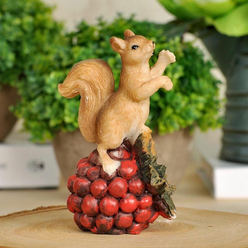 Fortuneville - Statue d'écureuil réaliste en résine - décor à la maison de pays - décor miniature - décor de table (écureuil aux fruits rouges)