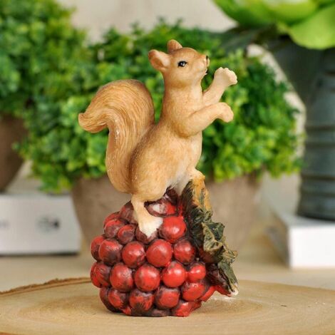 Statue d'écureuil réaliste en résine - décor à la maison de pays - décor miniature - décor de table (écureuil aux fruits rouges)