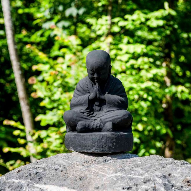 Wanda Collection - Statue moine shaolin assis noir patiné 40 cm - Noir