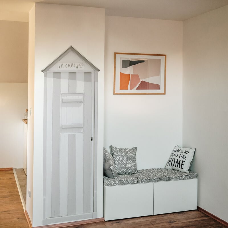 Sticker mural grand format 177 cm x 59 cm, décoration intérieure autocollant trompe l'oeil cabine de Plage grise.