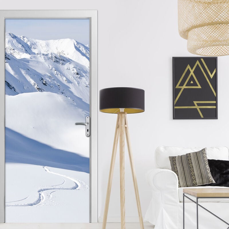 Sticker décoratif pour porte 83 cm x 204 cm - Pics montagneux et ski dans la neige sous un ciel radieux
