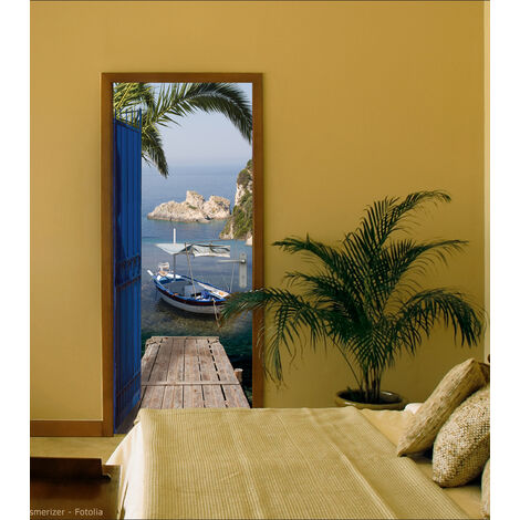 Sticker décoratif pour porte, trompe l'oeil porte en fer bleu, vue sur la mer avec un ponton, bâteau de pêche et rocher, 204 cm X 83 cm - Bleu