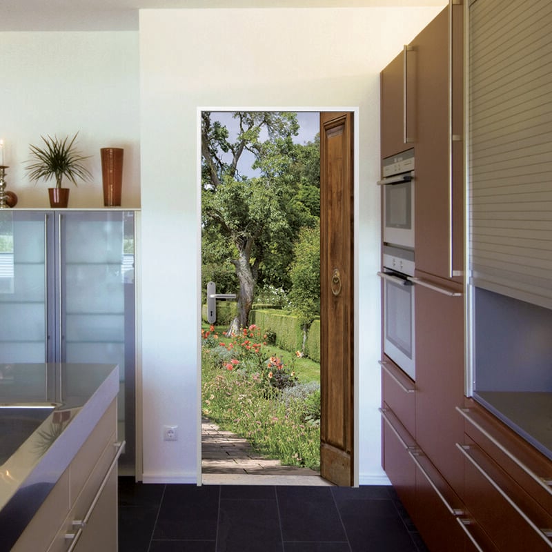 Sticker mural décoratif pour porte, 204 cm x 83 cm, trompe l'oeil porte en bois ouverte sur un jardin fleuri, chemin de pavé, arbre et haies