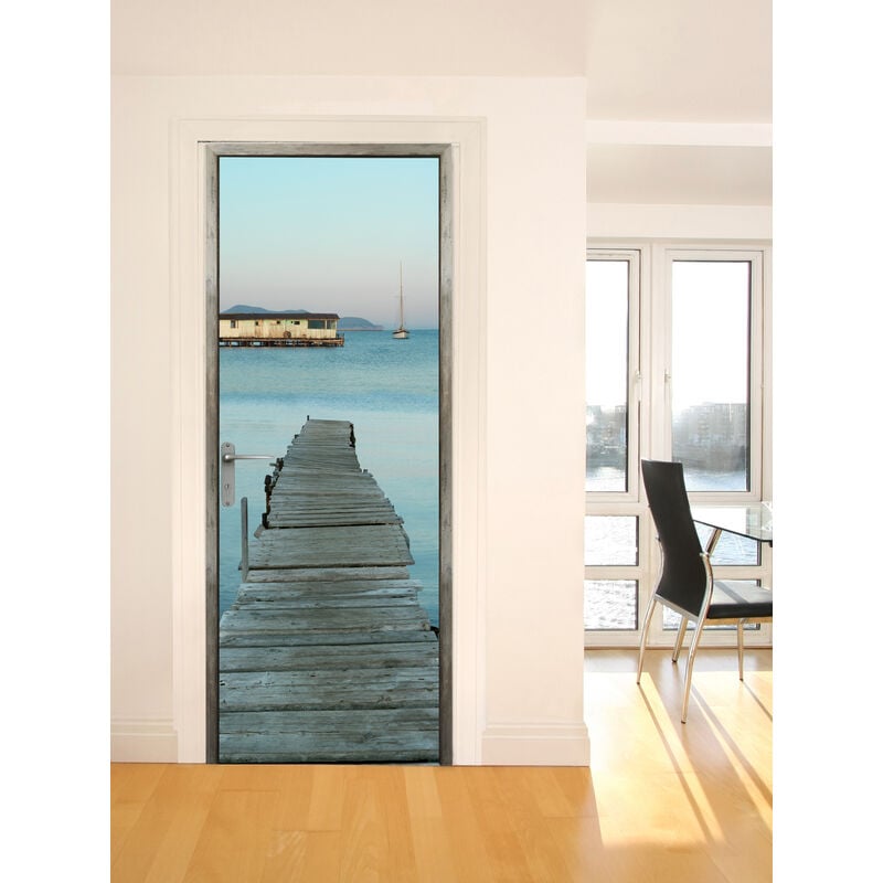 Sticker mural décoratif 204 cm x 83 cm, trompe l'oeil ponton avec cabane bord de mer et voilier.