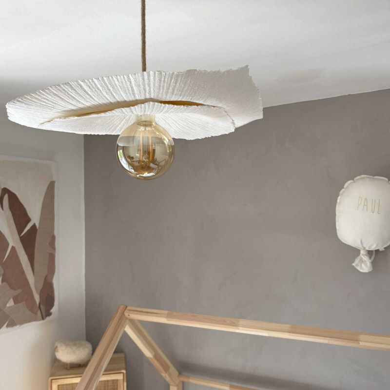 Suspension d'extérieur en papier mâché forme pétale D60cm – Culot E27, puissance 25W max – Cordon en jute naturel inclus – Opjet Suspension d'extérieur en papier mâché forme pétale D60cm – Culot E27, puissance 25W max – Cordon en jute naturel inclus – Opjet