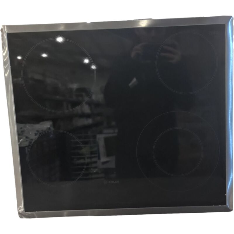 TABLE DE CUISSON BOSCH PKF645B17E 6600w -ean 4242002870632 - trace de rayures - 3 coins légèrement retournés