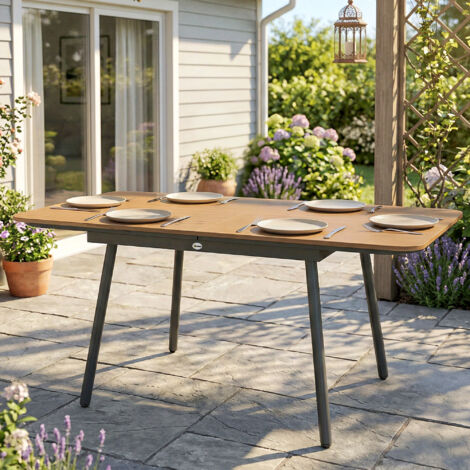Table de jardin 140 x 80 cm pour 6 personnes, résistante à la rouille, table à manger d'extérieur avec plateau WPC, pieds réglables, teck