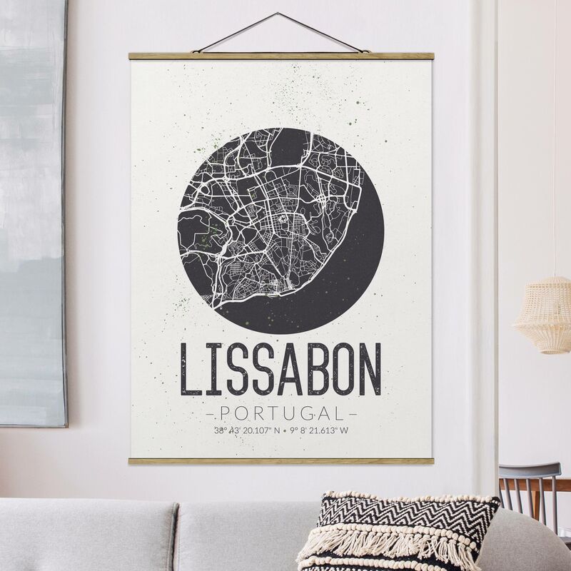 Micasia - Tableau en tissu avec baguettes de suspension - Map Lisbon - Retro - Portrait 4:3 Dimension HxL: 66.4cm x 50cm Matériau: Chêne
