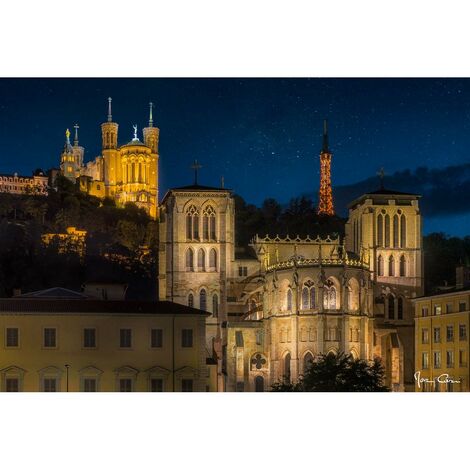 Tableau sur verre cathédrale Saint-Jean de Lyon la nuit 45x45 cm - Impression sur Verre - Image HD imprimée sur Verre - Tableau mural décoratif en verre - Finition Brillante - Fabriqué en France - Jaune