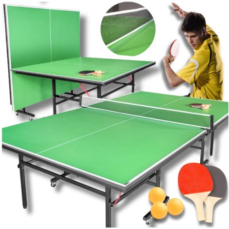 Tavolo da ping pong verde con rete e racchetta e palline