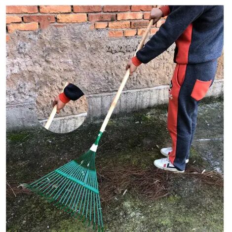 Tête de râteau de jardin en acier pour ramasser les feuilles et les mauvaises herbes. Nettoyeur de pelouse et de feuilles.