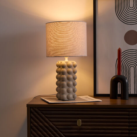The Home Deco Factory – Lampe à poser en céramique taupe – Abat-jour sobre – Diffusion de lumière douce – Design intemporel pour salon ou chambre