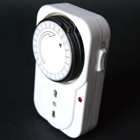 Timer meccanico analogico giornaliero con presa bypass da 16 A e 24 ore
