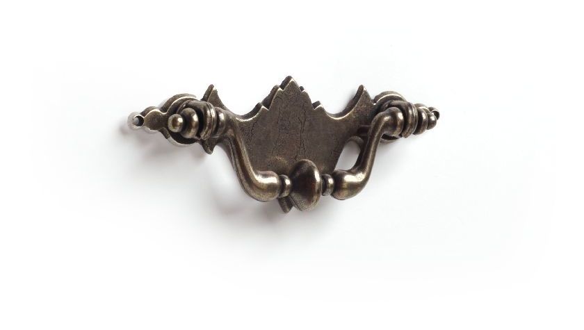 

Tirador Asa Mueble | Estilo Clásico | Fabricado en Zamak | Acabado en Cuero Viejo | Distancia Entrepuntos: 60 mm | Medidas 97*37*15 mm | Sistema de