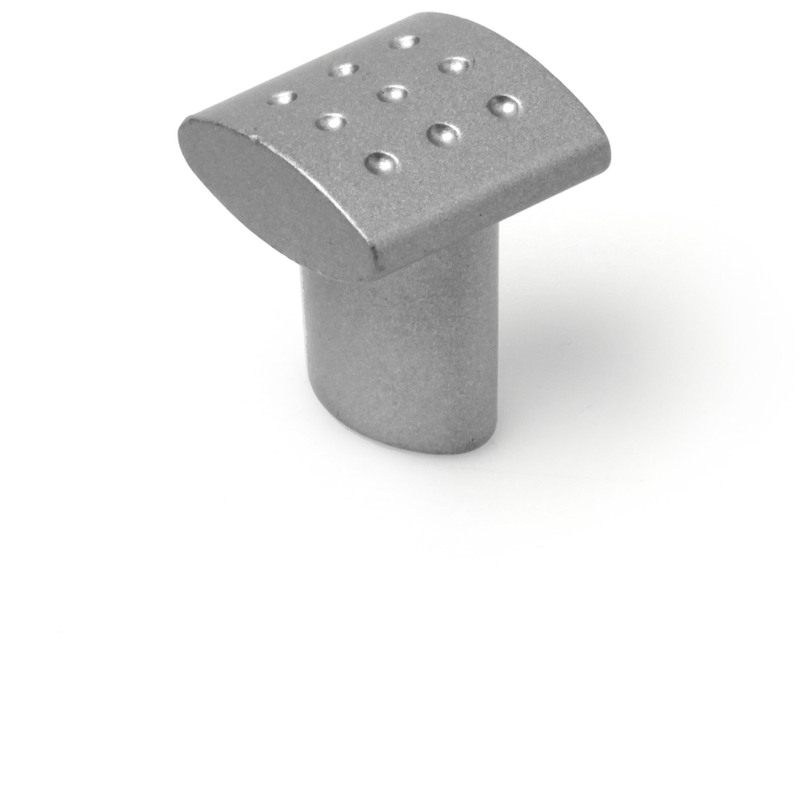 

Pomo Mueble | Estilo Contemporáneo | Fabricado en Zamak | Acabado en Aluminio | Medidas 20*20*24 mm | Sistema de Fijación Atornillado | Incluye