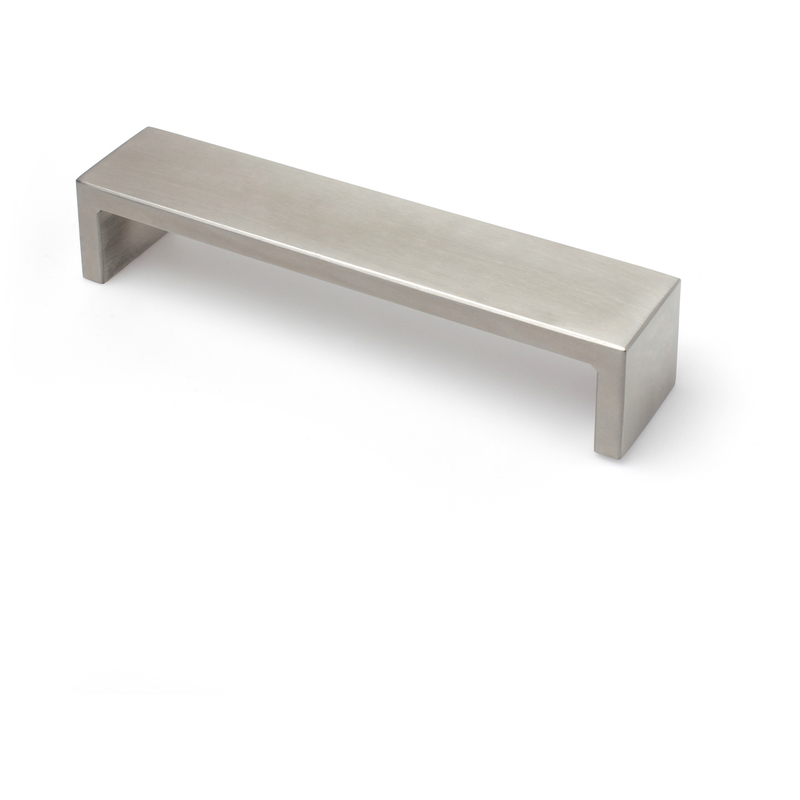 

Tirador Asa Mueble | Estilo Contemporáneo | Fabricado en Inox | Acabado en Inox Mate | Distancia Entrepuntos: 192 mm | Medidas 200*40*40 mm | Sistema